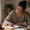 découvrez comment rédiger facilement une lettre de témoignage pour une amie, avec des conseils pratiques et un exemple simple à suivre.