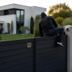 découvrez comment la loi protège votre propriété en cas d'infraction par le jardin et quelles sont vos recours pour assurer la sécurité de votre domicile.