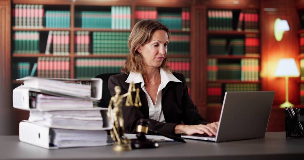 Mains organisant des documents juridiques et dossiers classés par thématique pour rendez-vous avocat